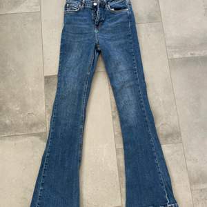 Mörkblå bootcut jeans från ginatricot. Bra skick!!💗