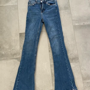 Bootcut jeans - Mörkblå bootcut jeans från ginatricot. Bra skick!!💗