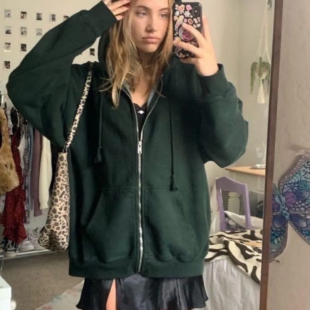 Säljer den här gröna, oversized Brandy Melville hoodien, så skön och i bra skick ✨ Frakten blir 99 för hoodien är tung!. Hoodies.