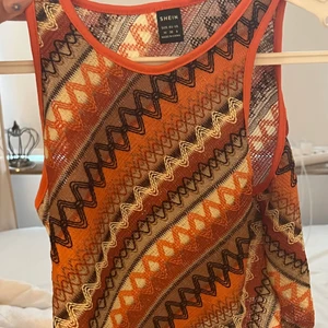 Topp  - Superfin topp från SHEIN, aldrig använd då den var för liten för mig. Den passar S/en liten M💗