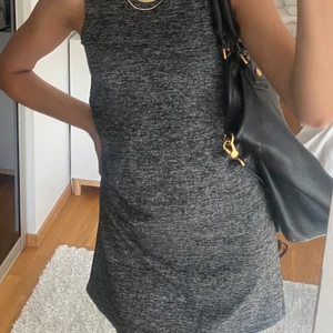 Klänning med avklippta ärmar😍 - Klänning med liten krage i fint skick🥰😍