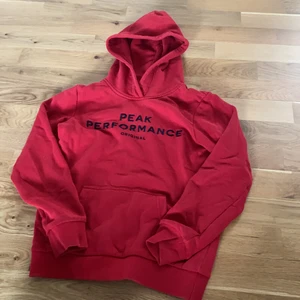 Peak hoodie - Säljer en röd peak performance hoodie! Inte använt så många gånger och är i jätte bra skick! Säljer för att den inte passar mig🥰 nypris runt 600 kr. Storleken är 150 men den känns som en XS