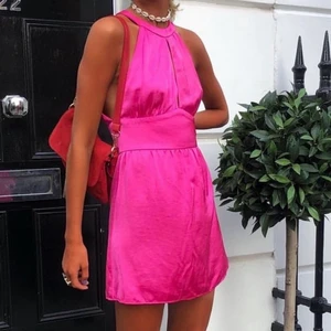 Världens finaste klänning ❤️ - Säljer denna supersnygga klänningen som tyvärr är för liten för mig, den är jättelitet i storleken ungefär som en xs 💘så det är därför jag säljer