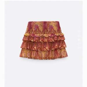 Säljer denna helt slutsålda volang kjolen från zara då den inte passar! Storlek M men tycker den kan passa en S också! Buda i budgivningsfunktionen. Köparen står för frakt 45kr💓💓💓 TRYCK INTE PÅ KÖP DIREKT!!!!