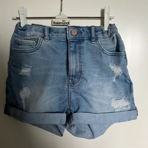 jeansshorts - säljer dessa midwaist shorts från lindex i stlk 146 men sitter som en XS