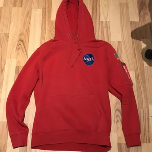 Alpha industries hoodie - Använder ej längre då den är för liten, bra skick men baksidans detaljer är lite sprucket annars inga skador
