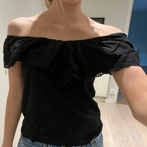 Hm topp - En jättesöt topp med lite brodering på volangen i storlek XS! Den går att ha på två sätt som bilderna visar🖤🖤