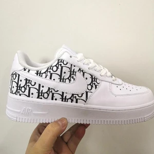 Custom skor  - Detta är exempel på vad vi kan erbjuda som design. Custom målade skor ! Skicka in dina finna skor till oss eller beställ helt nya med önskad design. Beställ genom att skicka ett meddelande till oss här eller via var Instagram @asphodel_jh ☺️