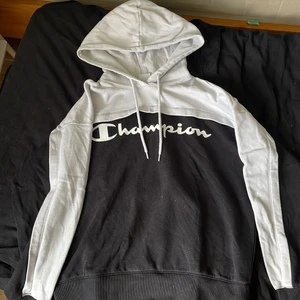 champion hoodie - En tröja som jag köppt för länge sedan men inte använt så mycket! inte lika mysig på insidan som när jag köppte den men fortfarande i bra skick, jag kan skicka fler bilder! Priset kan diskuteras, kan såklart posta men vill kolla om nån e intresserad!