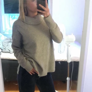 Stickad tröja med krage  - Super fin och skön beige stickad tröja som även har en krage. Går över rumpan. Storlek XS men passar S exakt lika bra!  
