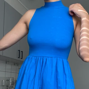 blå klänning - blå klänning från zara i med balett-stil! otroligt söt men tyvärr lite kort på mig. den har en liten polo krage