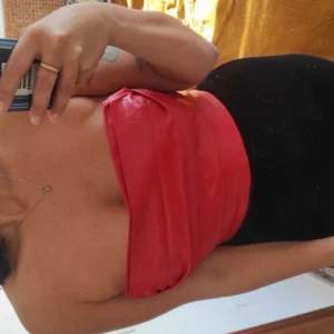 Topp - Topp i röd läderimitation, storlek S, skulle säga att den är mer M. För stor för mig som vanligtvis är S. Helt ny. Nypris 49kr. Helt oanvänd. Lånade bilder. 