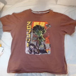 Graphic Tshirt  - Fick den av min kusin så vet inte vart den är ifrån, storlek L men skulle säga att den sitter mer som en S-M 