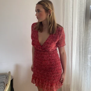 Röd klänning från Bershka - Jag säljer min jättefina klänning som är nästan helt oanvänd. Köpte plagget för ca 2år sedan men tyvärr den kommer inte till användning. Finns inga slitage😍