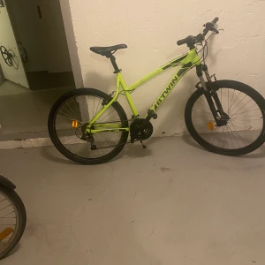 Mountainbike 26 tum med 21 växlar - Mountainbike 26 tum med 21 växlar. Använd sällan