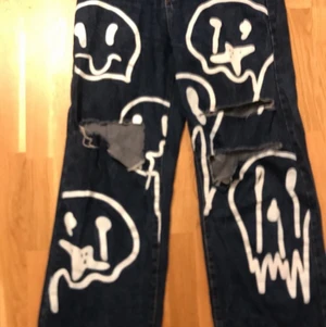 Baggy jeans - I bought these 1 month ago and I don’t use them at all so I have decided to sell them. The are tight on the bum and waste but baggy from the thigh and down. They make you look more curvy. 