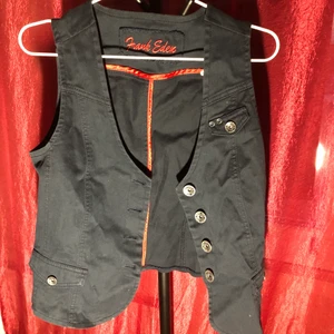 Väst jeans  - Storstädar och säljer allt som inte används längre. Frakten står köparen för om inte annat bestämt. Tar gärna fler bilder med mått men provar inte plagg av personliga skäl. Allt från vintage, dyra märken och fast Fashion. Strl o märke finns på sista bild.