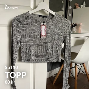 Croppad topp - Lappar kvar aldrig använd