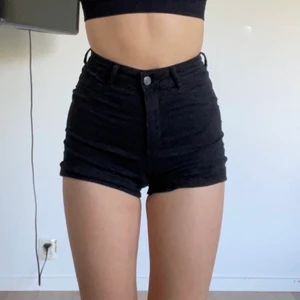 Svarta jeansshorts  - Shorts från ginatricot, jag är 155cm🤍köparen står för frakten på 49kr🤍