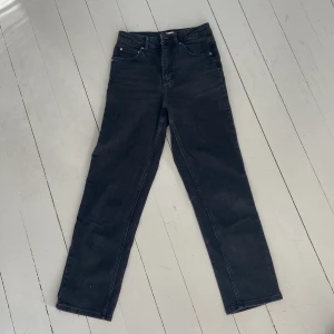 Svarta jeans - Varsamt använda! Säljer pga för små, frakt tillkommer💞 pris går att diskuteras