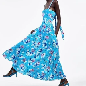 Zara blå maxi lång klänning nypris 549kr lappen kvar - Oanvänd med lappen kvar storlek S. Axelbanden är lite för långa för mig, se bild 1. Första och andra bilden är lånade.