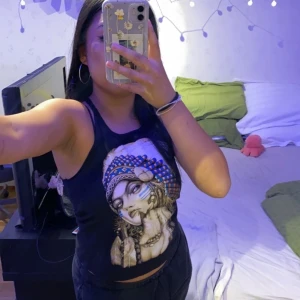 Svart top med ursprungsamerikan på - Denna har aldrig blivit använd och undrar hur den ens hamnade i min garderob… Den har en fet detalj på ryggen och passar folk med storlek S och M ungefär