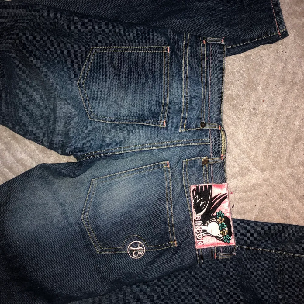 Super fina i söta Lågmidjade jeans köpte secondhand. Dom har blivit super små på mej nu så vill bara få bort dom så dom inte tar massa plats :) det står M men skulle säga att det passar en xs/s. Jeans & Byxor.