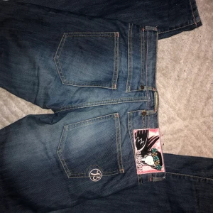 Lågmidjade jeans  - Super fina i söta Lågmidjade jeans köpte secondhand. Dom har blivit super små på mej nu så vill bara få bort dom så dom inte tar massa plats :) det står M men skulle säga att det passar en xs/s