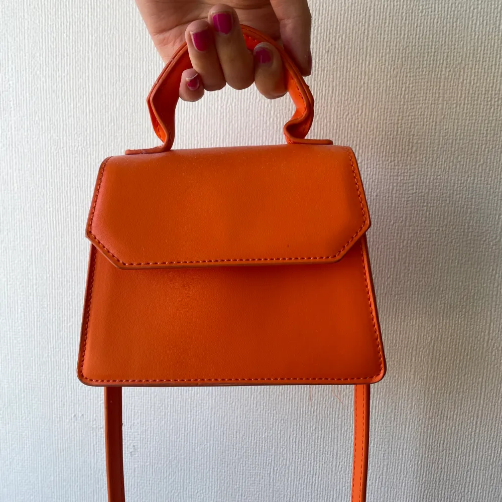 Säljer min minibag✨✨superkvalitet och i en jättefin orange färg‼️. Väskor.