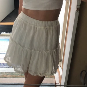 Vit kjol - !!!många intresserade så jag startar en budgivning!!! Säljer denna super söta somriga kjolen från shein, inte alls genomskinlig! Använd några gånger men den är i fint skick. Säljer för 70kr + frakt.❤️ 