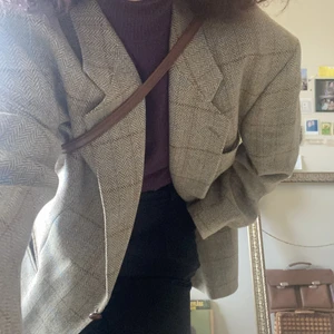 Wool and Cashmere - Sjuukt snygg oversized kavaj i beige, brun o blå rutor. Länge använd med kärlek men säljer pga skalar ner på garderoben. Köpt secondhand. Perfekt inför hösten och även vintern. Härligt dark academia vibe.