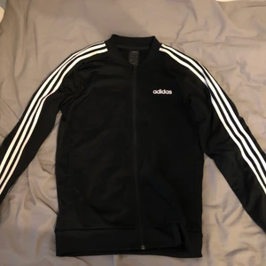 Adidas svart träningsjacka size S - Adidas svart tränings jacka med fickor och drag kedja.. i fint skick i storlek small..