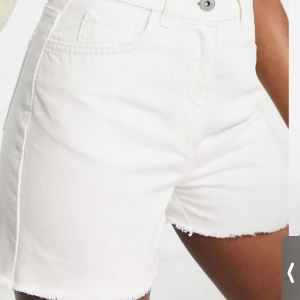 Vita Oanvända Momshorts från Collusion  - jättefina vita Momshorts som aldrig är använda, prislappen sitter kvar. Från Collusion. Säljer på grund av att jag var klantig och glömde skicka tillbaka innan utgången returtid. Storlek 38. Nypris var 243 kr