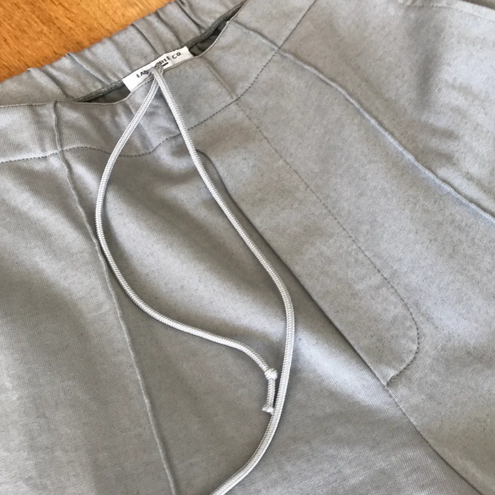 Vida sweatpants från Lady White Co. mjukt och nästan lite glansigt tyg. Nypris 2000 kr. Nyskick. Storlek M. Mått: midja: 80 cm innerbenslängd: 71 cm benöppning: 25 cm. Jeans & Byxor.