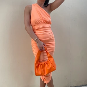 Orange klänning🧡 - sååå fin & använd en gång