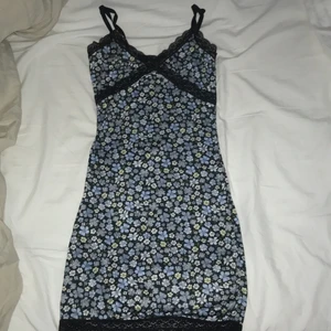 Blommig klänning  - Super gullig klänning från hm, super skön och stretchigt material, använd några ggr. Strl xs men passar s. Du för fler bilder och info!!