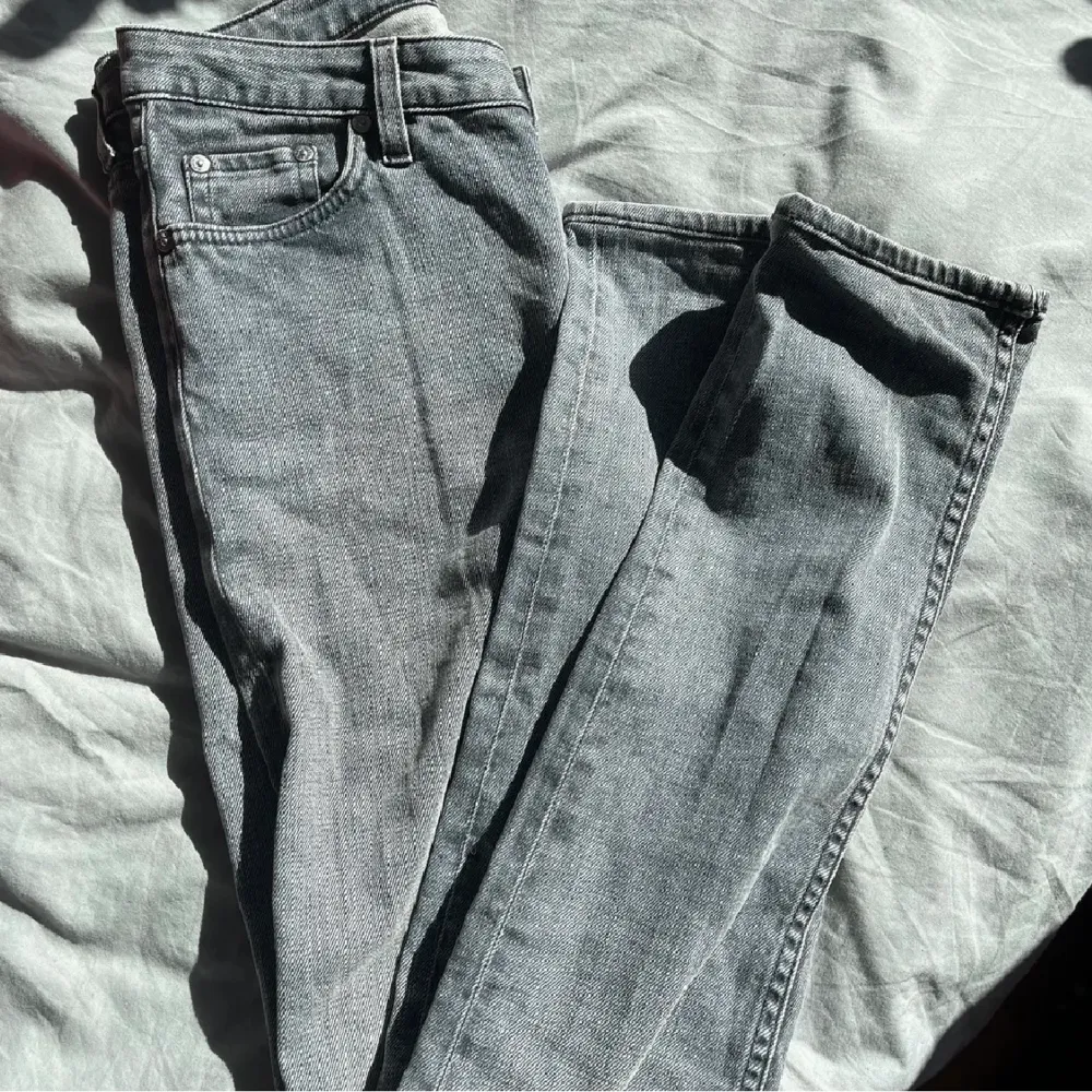 Gråa lågmidjade jeans. Säljer då de blivit för tajta i låren❤️. Jeans & Byxor.