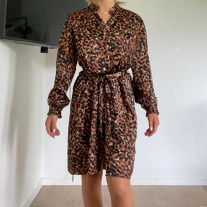 Leopardklänning - Klänning från märket pieces, jag är 155cm🤍köparen står för frakten på 49kr🤍