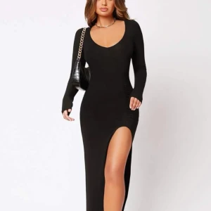 Klädning  - Säljer denna klänningen super fin och skön men tyvärr inte min stil. Helt oanvänd🥰