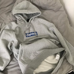 Supreme bogo grå/blå - Säljer en grå supreme hoodie i storlek S. Inte mycket använd men legat i garderoben cirka 3 år.  Har inte kvar kvitto men tröjan är äkta. Post eller träff i Norrköping. 