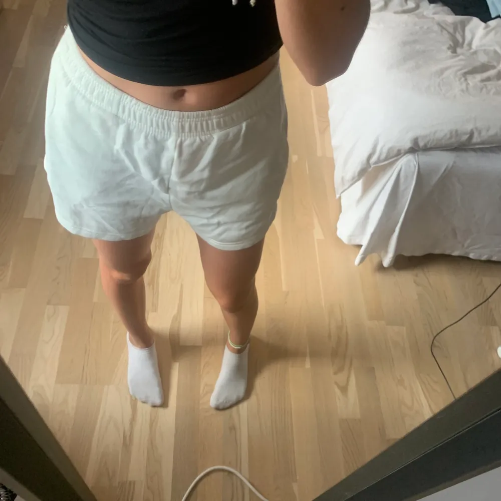 Fina vita shorts ifrån ginatricot, andvänt fåtal gånger men i väldigt bra skick🌊🌊. Shorts.