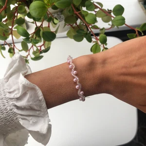 Armband  - Ett superfint armband som skiftar i ljusrosa🌷 Frakt: 13kr
