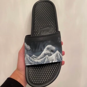 Beställ Custom slides  - Detta är exempel på vad vi kan erbjuda som design. Custom målade skor ! Skicka in dina finna skor till oss eller beställ helt nya med önskad design. Beställ genom att skicka ett meddelande till oss här eller via var Instagram @asphodel_jh ☺️