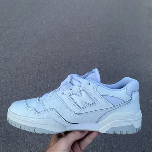 New balance 550 - Säljer mina New balance 550 white/grey som knappt är använda, därmed som ny skick Det är storlek 42,5 Köpare står för frakten eller mötas i Karlstad PM om du har fler frågor eller så!