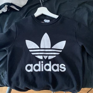 Adidas  - En snygg adidas tröja i bra skick. Knappt använd pga för liten storlek. 