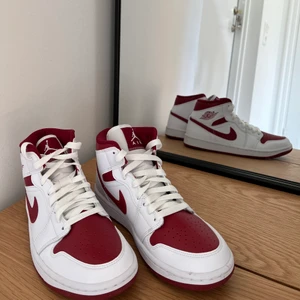 Air Jordan 1 Mid Reverse Chicago 2022  - Air Jordan 1 Mid Reverse Chicago 2022. Endast andvända 1 gång. Säljer för att dom är för små för mig, annars skit snygga och jätte sköna skor. Helt äkta, köpta på foot locker dagen de lanserades. Köparen står för frakten🤍 Nypris ca 1000kr