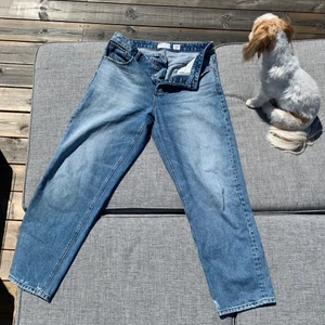 Dad jeans - ASOS  - Tja! Säljer dessa tvärfeta dad jeansen m baggy passform fr ASOS då jag vuxit ur dem.  Passar vilken grabb som helst, och tjej för den delen.  Notera måtten: 32W 32L.  Kan linka i centrala Stockholm eller postas spårbart!  Köparen står för frakten på 59kr🖤