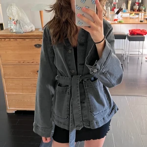 Jeansjacka  - Säljer en superfin jeansjacka från Carin Wester då den inte kommer till användning längre🫶🏻 jackan är i strl 34! Köparen står för frakten