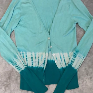 Turkos tie dye cardigan  - Underbar turkos tie dye cardigan i mycket hög kvalitet! Silke. Super snygg passform!