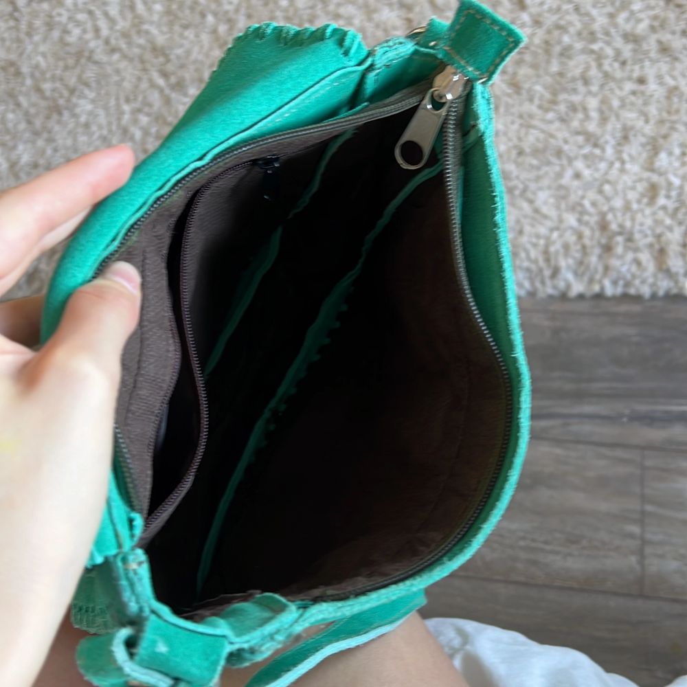 Unik väska köpt i Vietnam😍 jättefin turkos färg med en ficka på baksidan och i insidan!  Justerbart band. Längd: 18cm Höjd:13.5 bredd: 5 . Väskor.